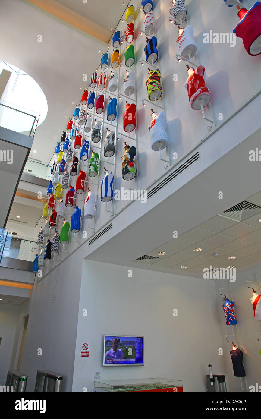 Maniquíes dentro del lobby en St Park, el fútbol inglés FA
