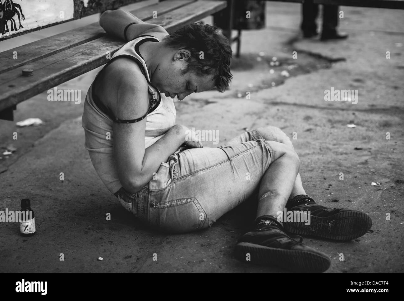 Adolescente borrachos durmiendo en la estación de autobuses en la ciudad de Samara, Rusia Foto de stock