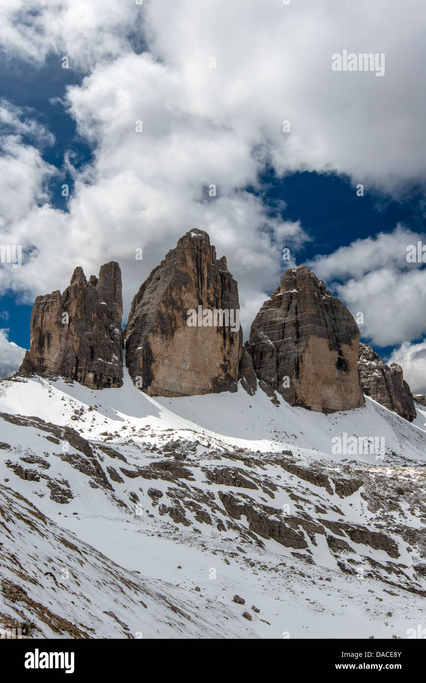 Tre cime di Lavaredo picos o Drei Zinnen, dolomitas, Veneto, Italia Foto de stock