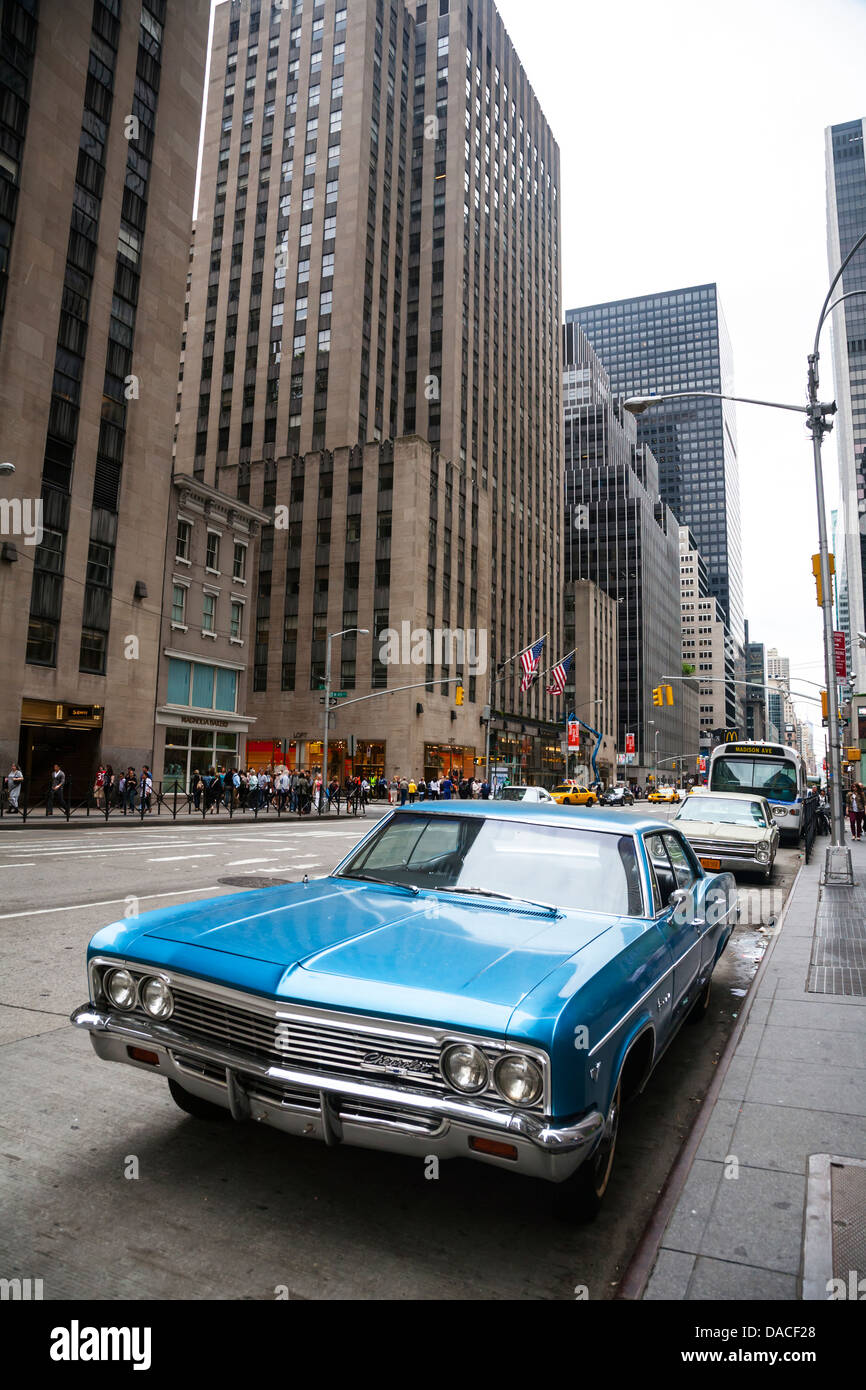 Chevrolet Impala antiguo estacionado en quinto Avenida, Manhattan, Ciudad de Nueva York, EE.UU.. Foto de stock