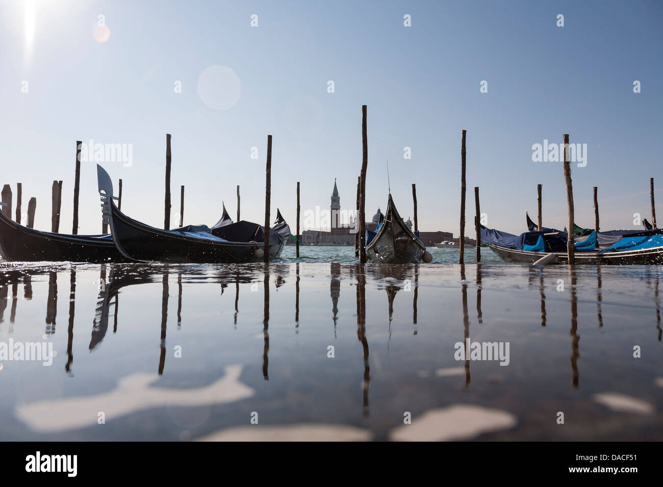 Las góndolas con reflexión y salpicaduras de agua, Venecia, Italia Foto de stock