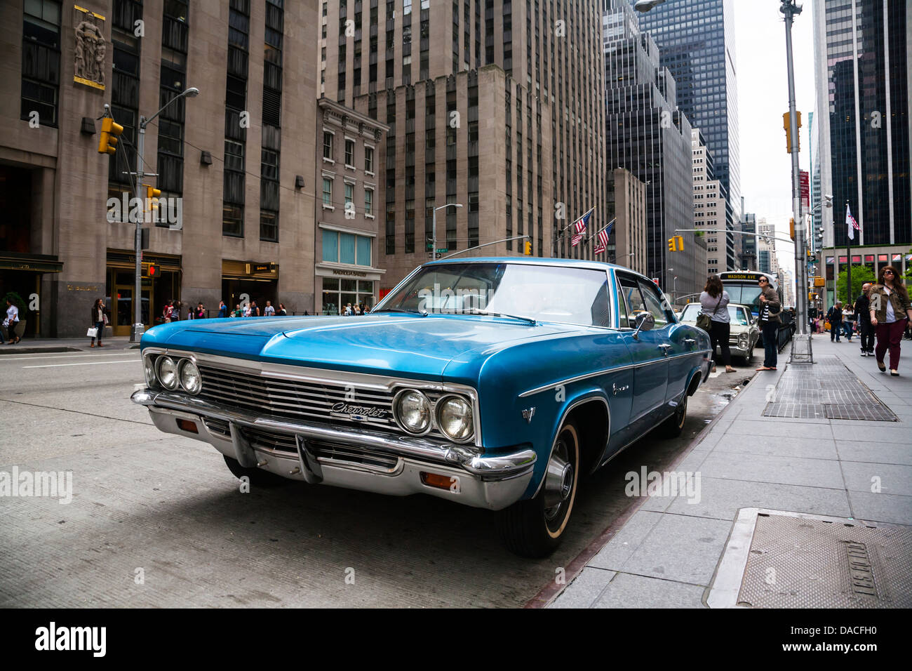 Chevrolet Impala antiguo estacionado en quinto Avenida, Manhattan, Ciudad de Nueva York, EE.UU.. Foto de stock