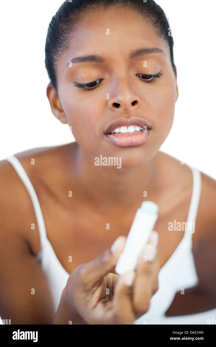 Mujer mirando su bálsamo labial Foto de stock