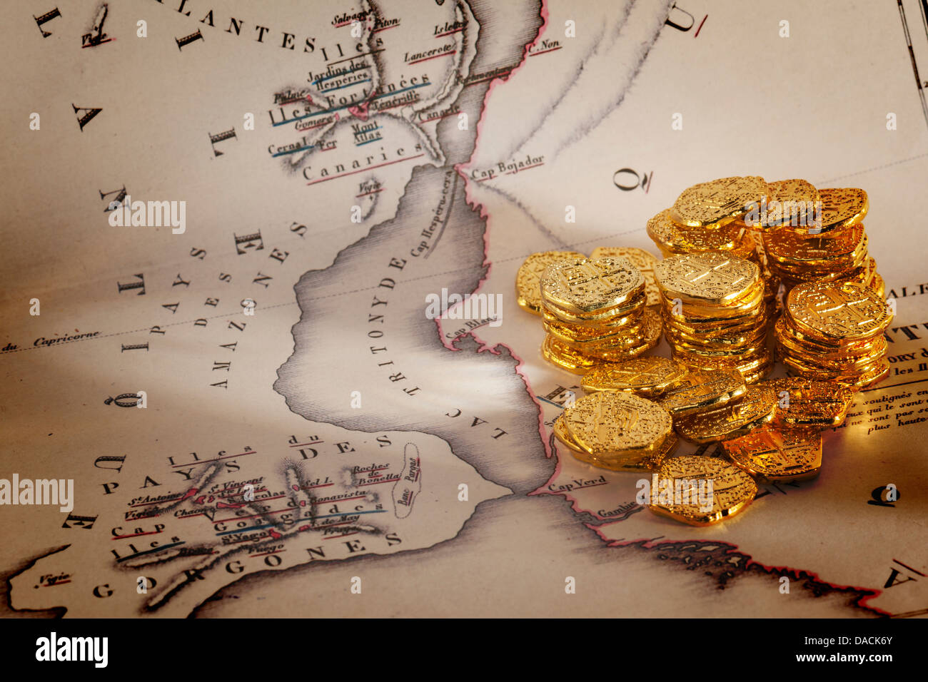 Doubloons y Tesoro Mapa - Mapa antiguo de la Atlántida y un montón de oro doubloons. Foto de stock