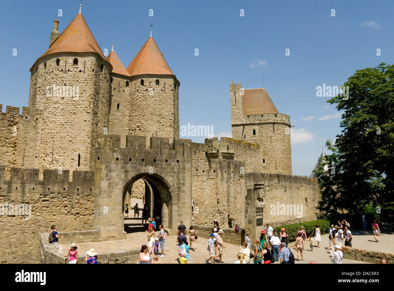 Porte d'Aude a través de la pared exterior de la parte antigua de la ciudad de Carcassonne, Patrimonio Mundial de la UNESCO, Languedoc, Francia, Europa Foto de stock
