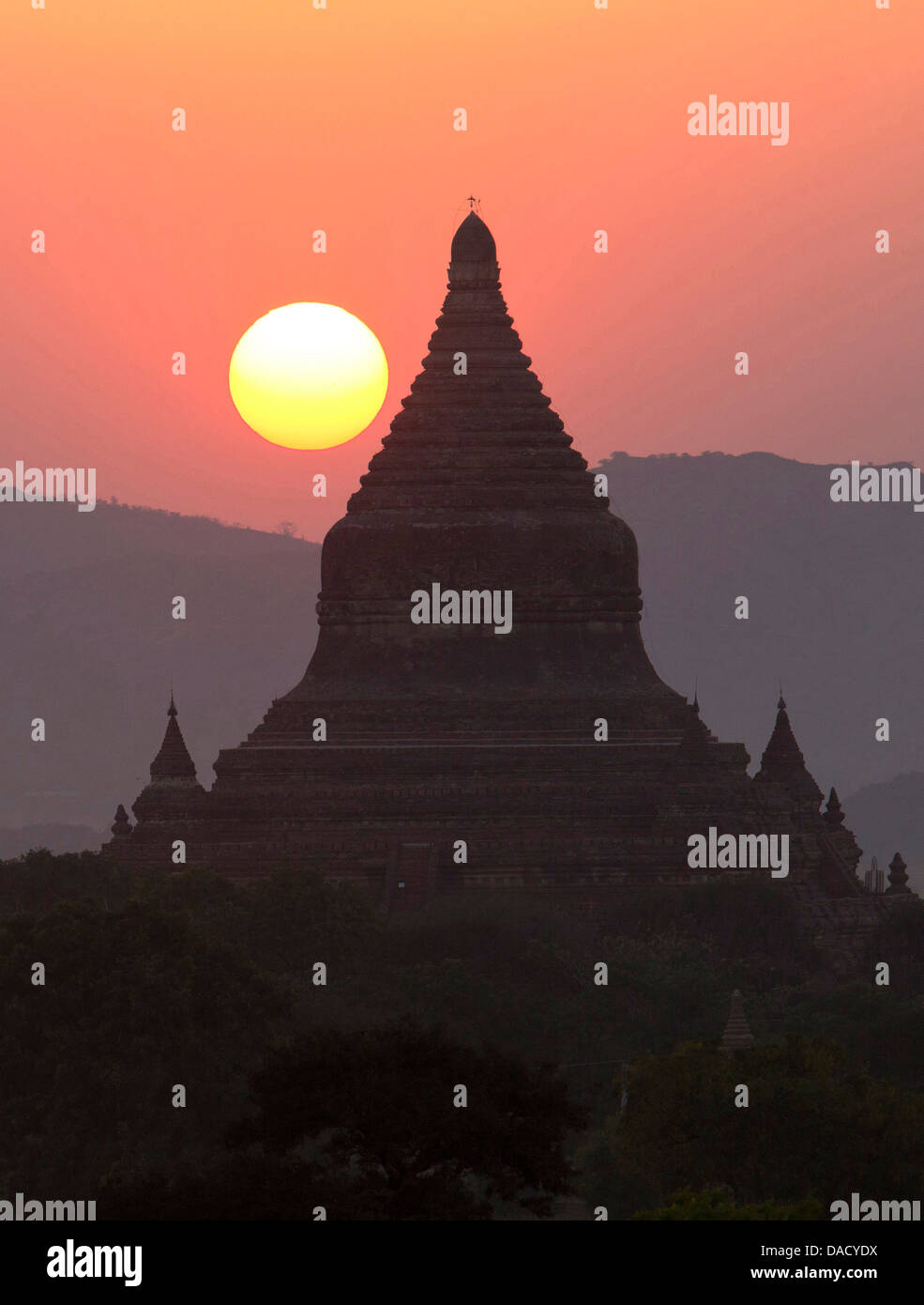 Vistas de los templos de Bagan al atardecer, desde Shwesandaw Paya, Bagan, Myanmar (Birmania), el sudeste de Asia Foto de stock