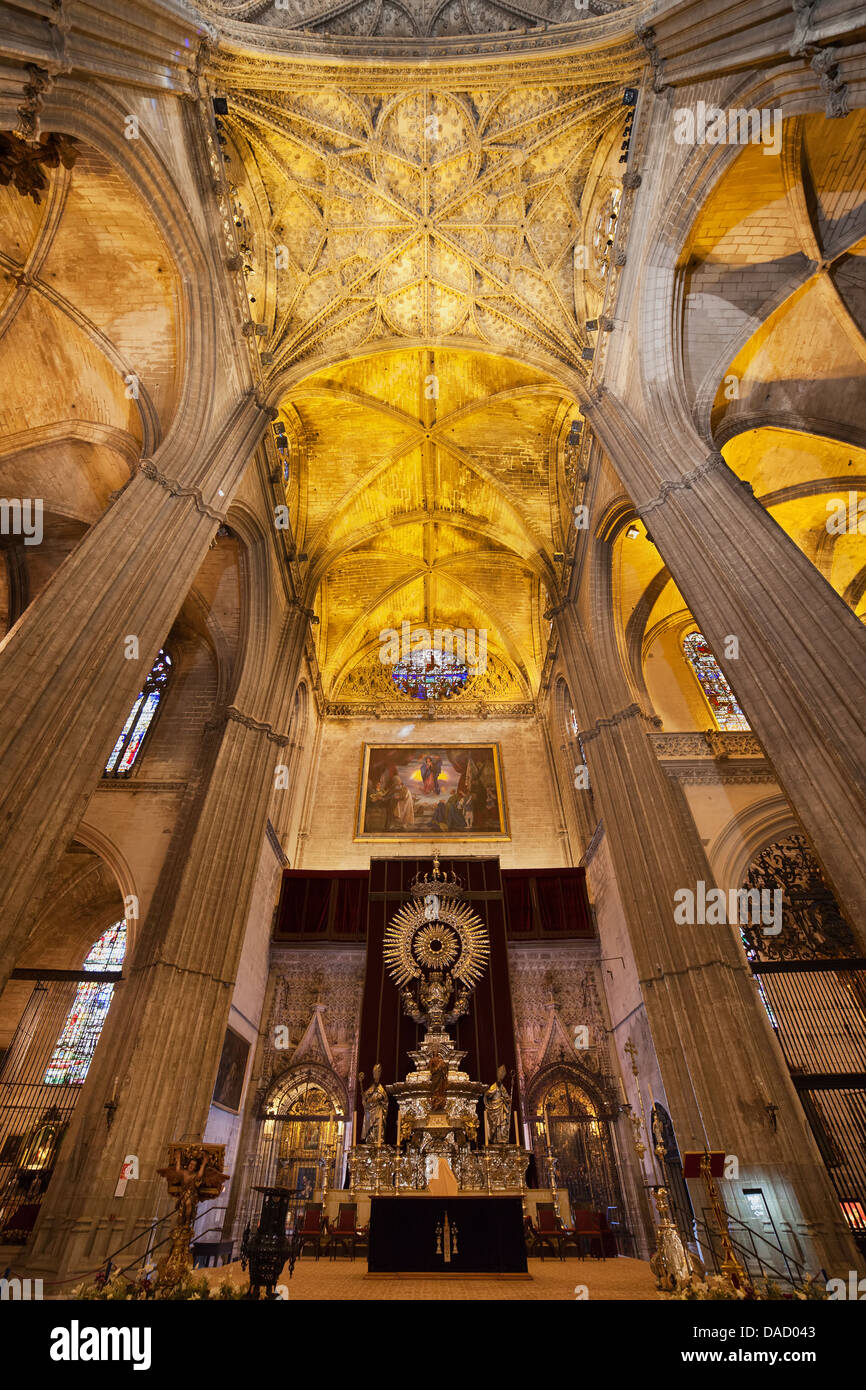 Altar de plata (Altar de Platón) en el interior del gótico de la Catedral de Sevilla, Andalucía, España. Foto de stock