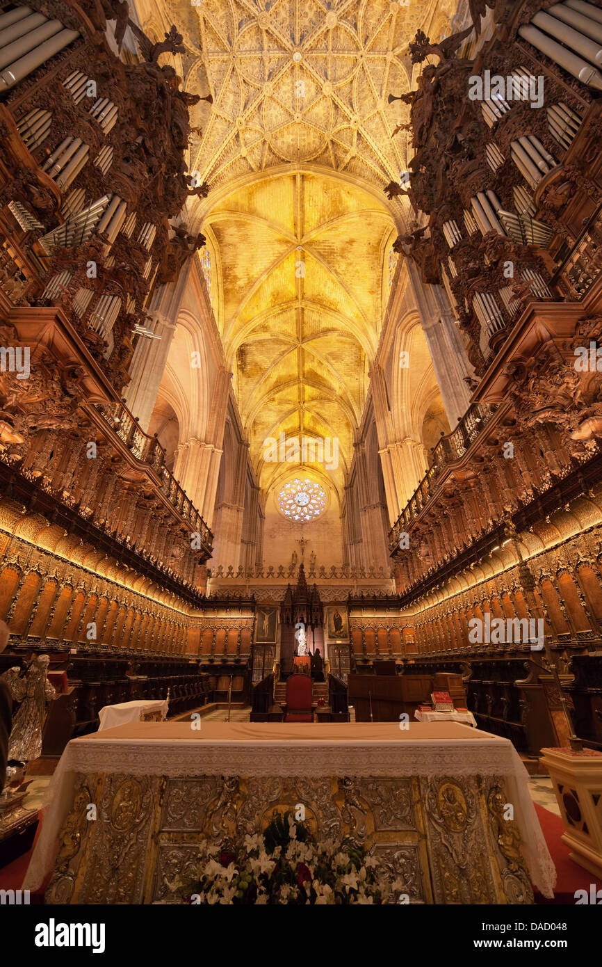 Interior de la Catedral de Sevilla, órgano de tubos, sillería del coro, de bóveda gótica en España, Andalucía. Foto de stock