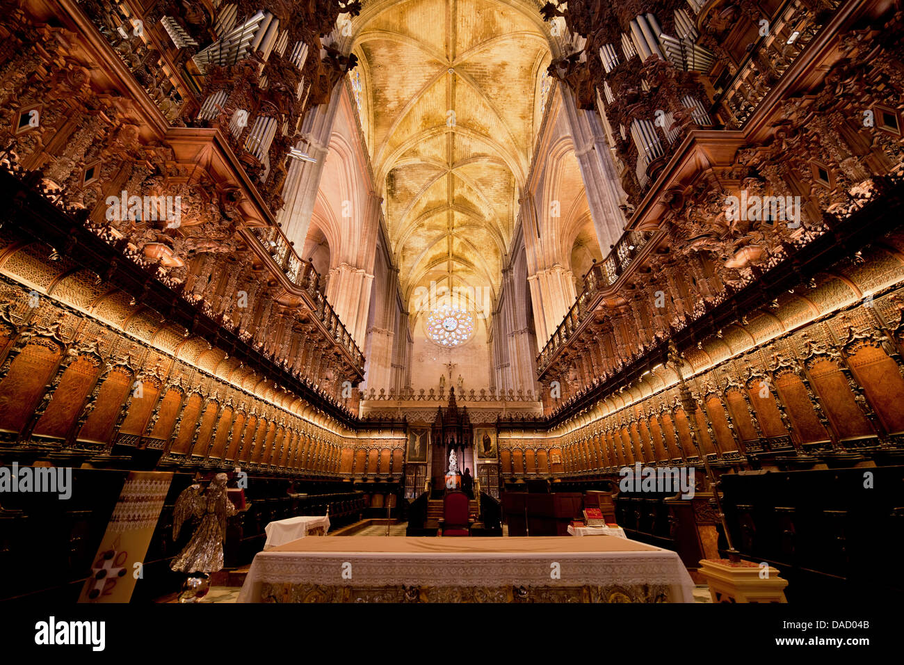 Interior de la Catedral de Sevilla, órgano de tubos, sillería del coro, de bóveda gótica en España, Andalucía. Foto de stock