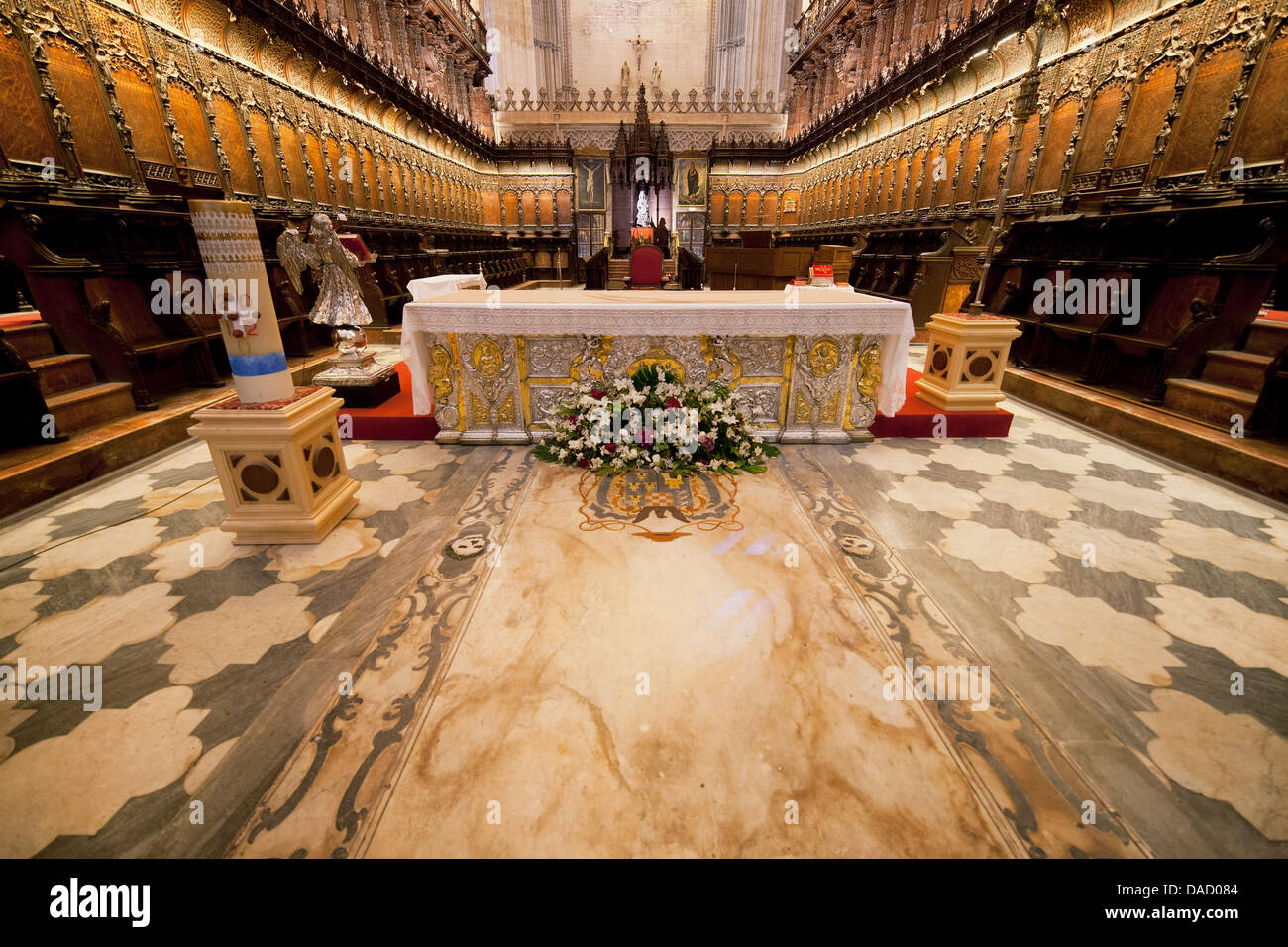 Interior de la Catedral de Sevilla, piso de mármol y la sillería del coro, España, Andalucía. Foto de stock