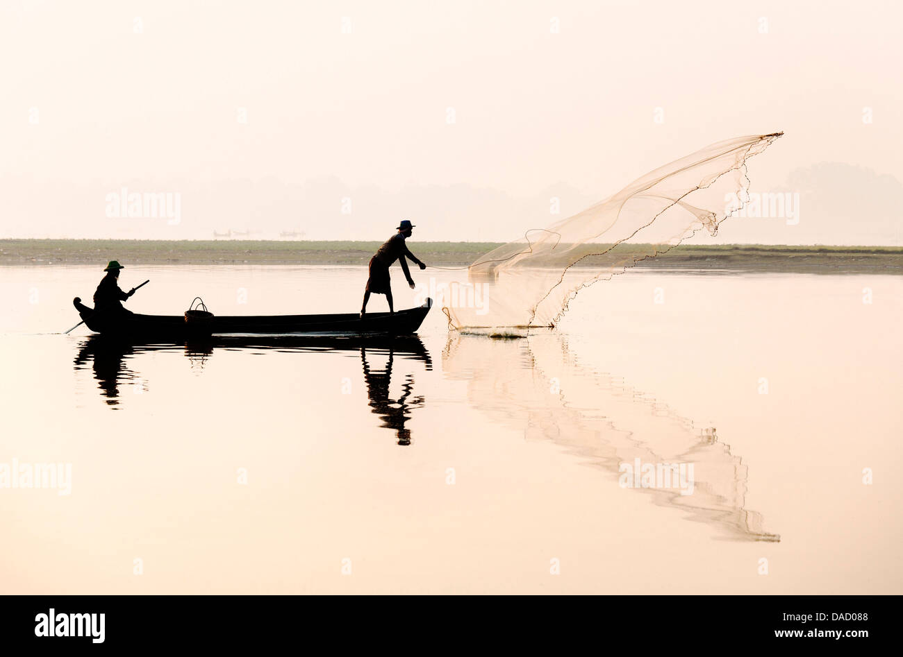 Silueta de pescadores lanzando su red de pesca fotografías e imágenes de  alta resolución - Alamy
