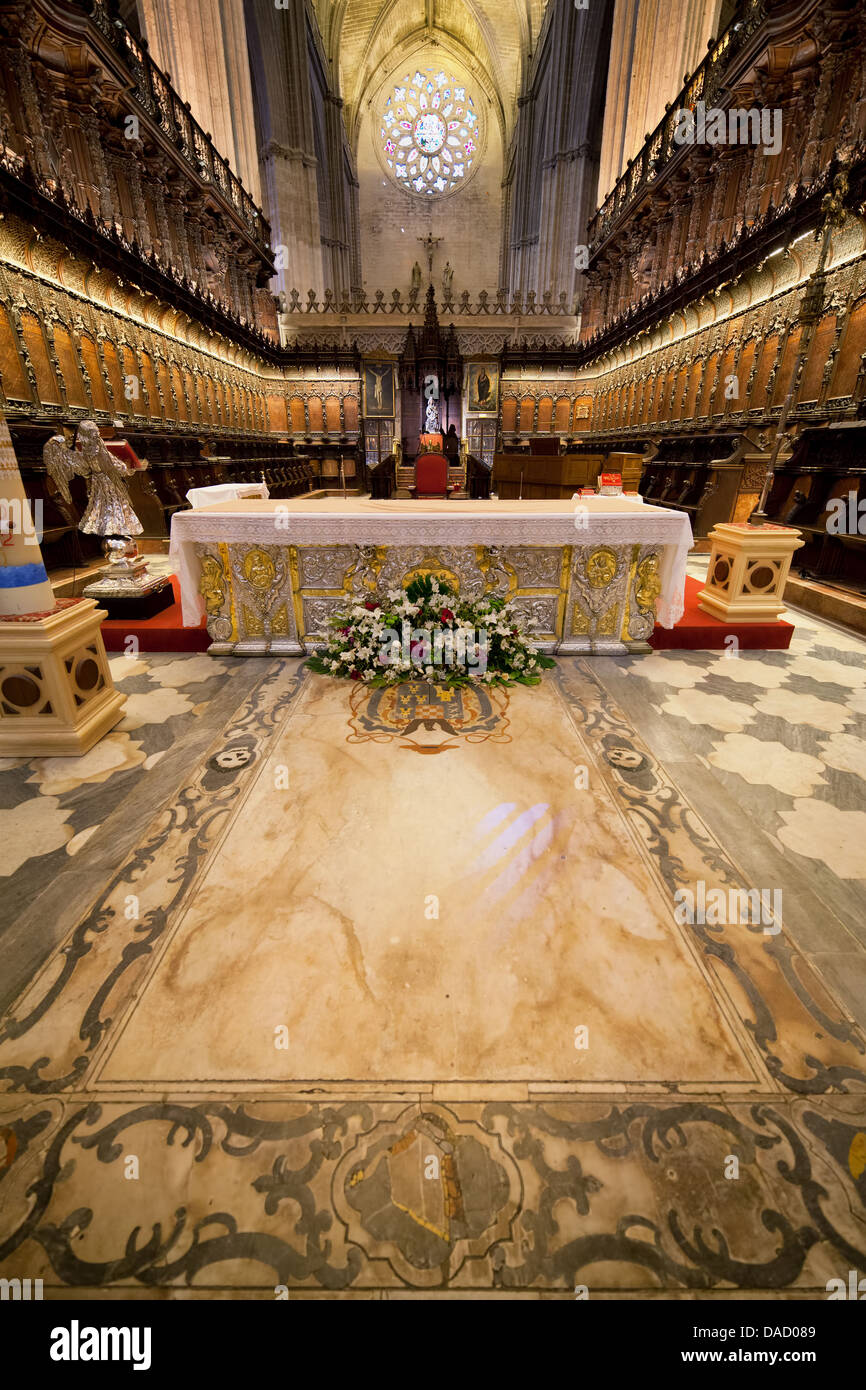 Interior de la Catedral de Sevilla, piso de mármol y la sillería del coro, España, Andalucía. Foto de stock