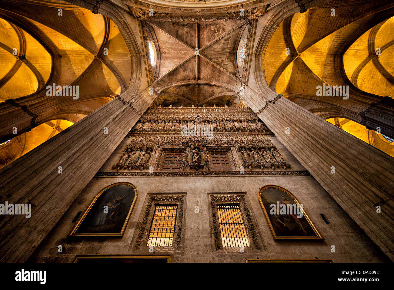 Interior gótico de la Catedral de Sevilla, España. Foto de stock