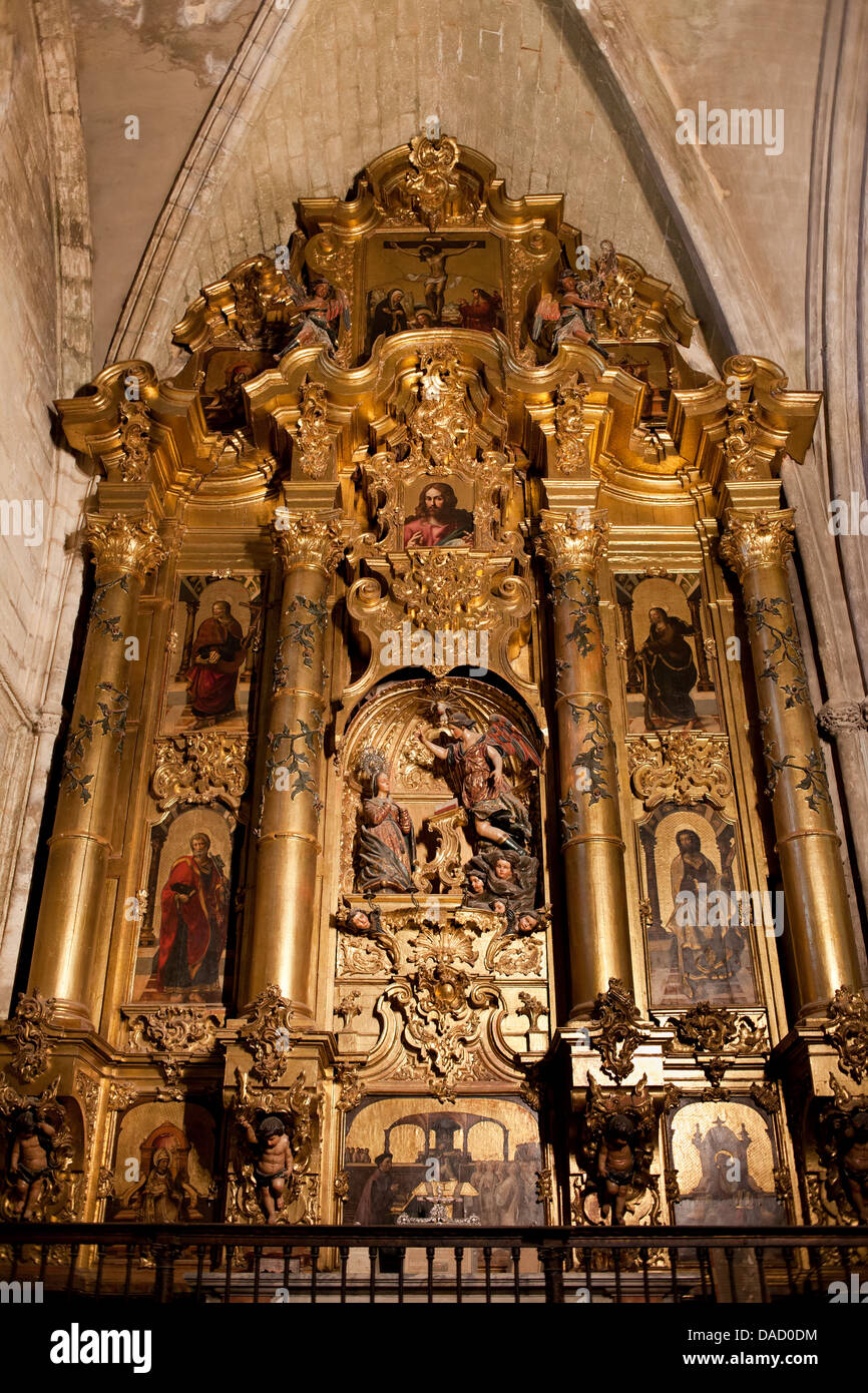Retablo histórico en la Catedral de Sevilla, España. Foto de stock