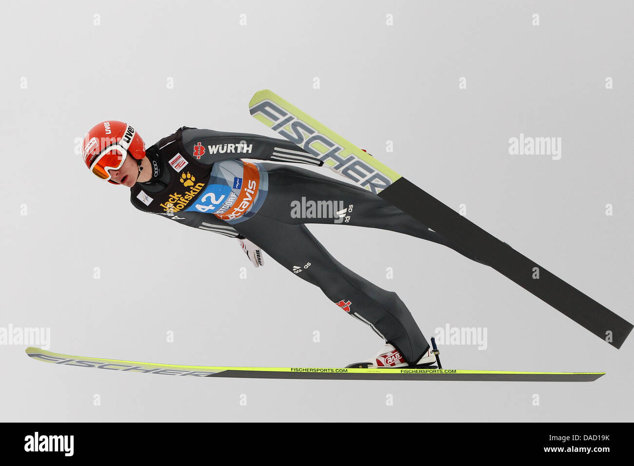 Puente de esquí alemán Richard Freitag toma un salto en la formación de saltos de esquí Schattenberg durante el sexagésimo cuatro colinas Torneo en Obertsdorf, Alemania, el 30 de diciembre de 2011. Foto: Daniel Karmann Foto de stock
