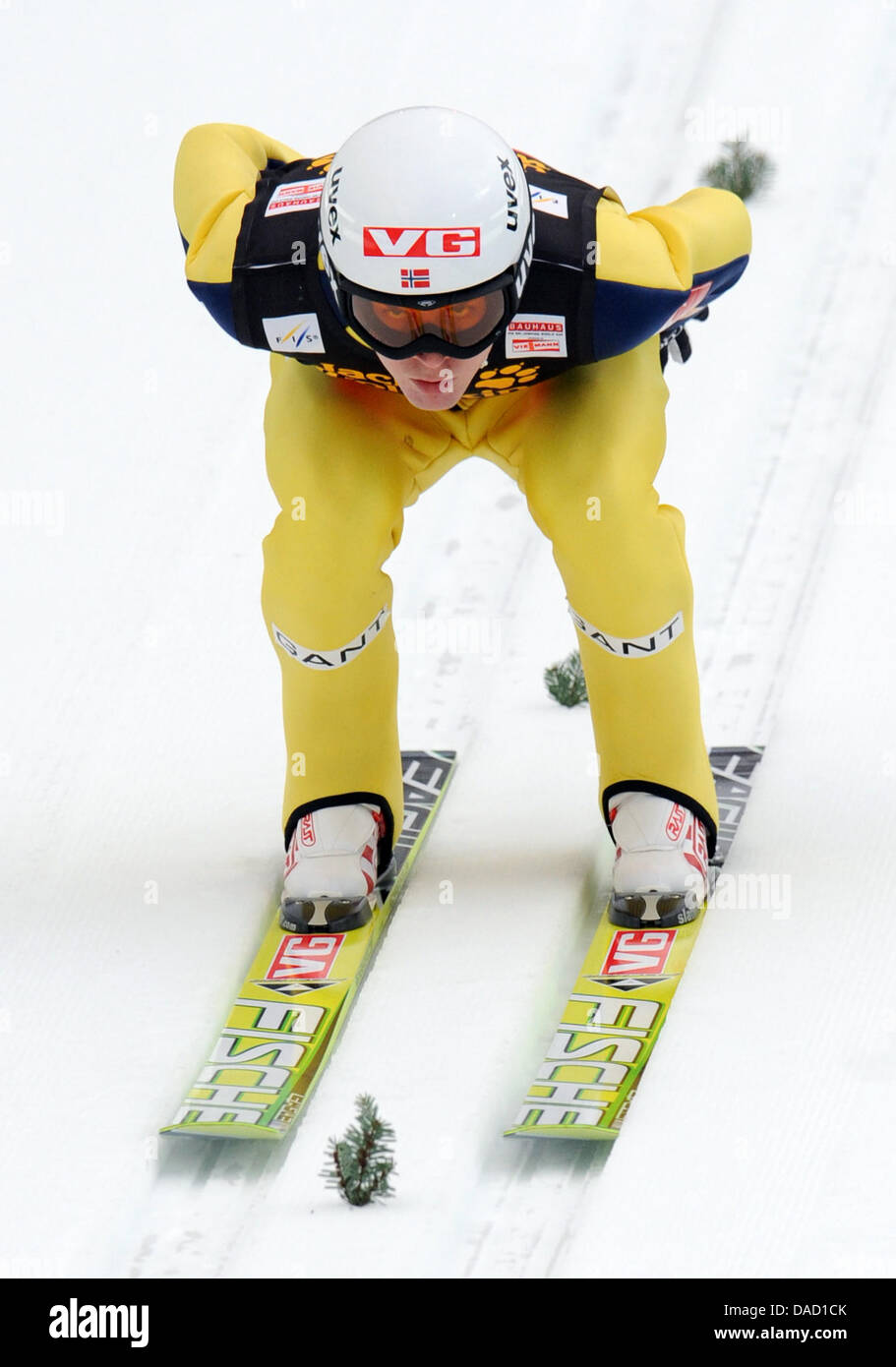 Puente de esquí noruego Vegard Haukoe toma un salto en la formación Schattenberg Ski Jump durante el sexagésimo cuatro colinas Torneo en Obertsdorf, Alemania, el 30 de diciembre de 2011. Foto: Andreas GEBERT Foto de stock