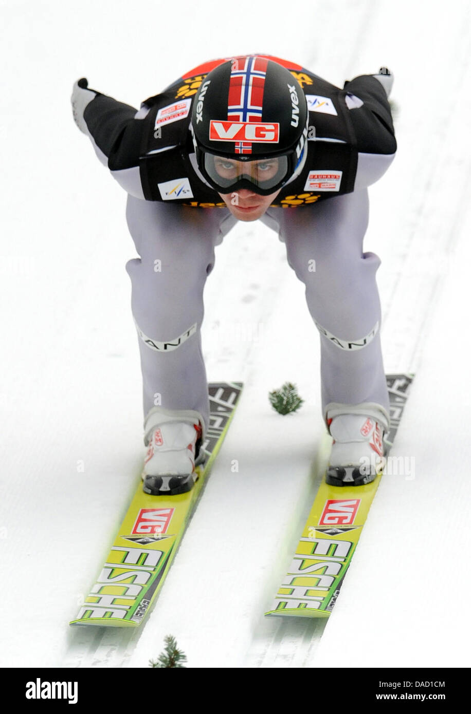 Puente de esquí noruego Anders Bardal toma un salto en la formación Schattenberg Ski Jump durante el sexagésimo cuatro colinas Torneo en Obertsdorf, Alemania, el 30 de diciembre de 2011. Foto: Andreas GEBERT Foto de stock
