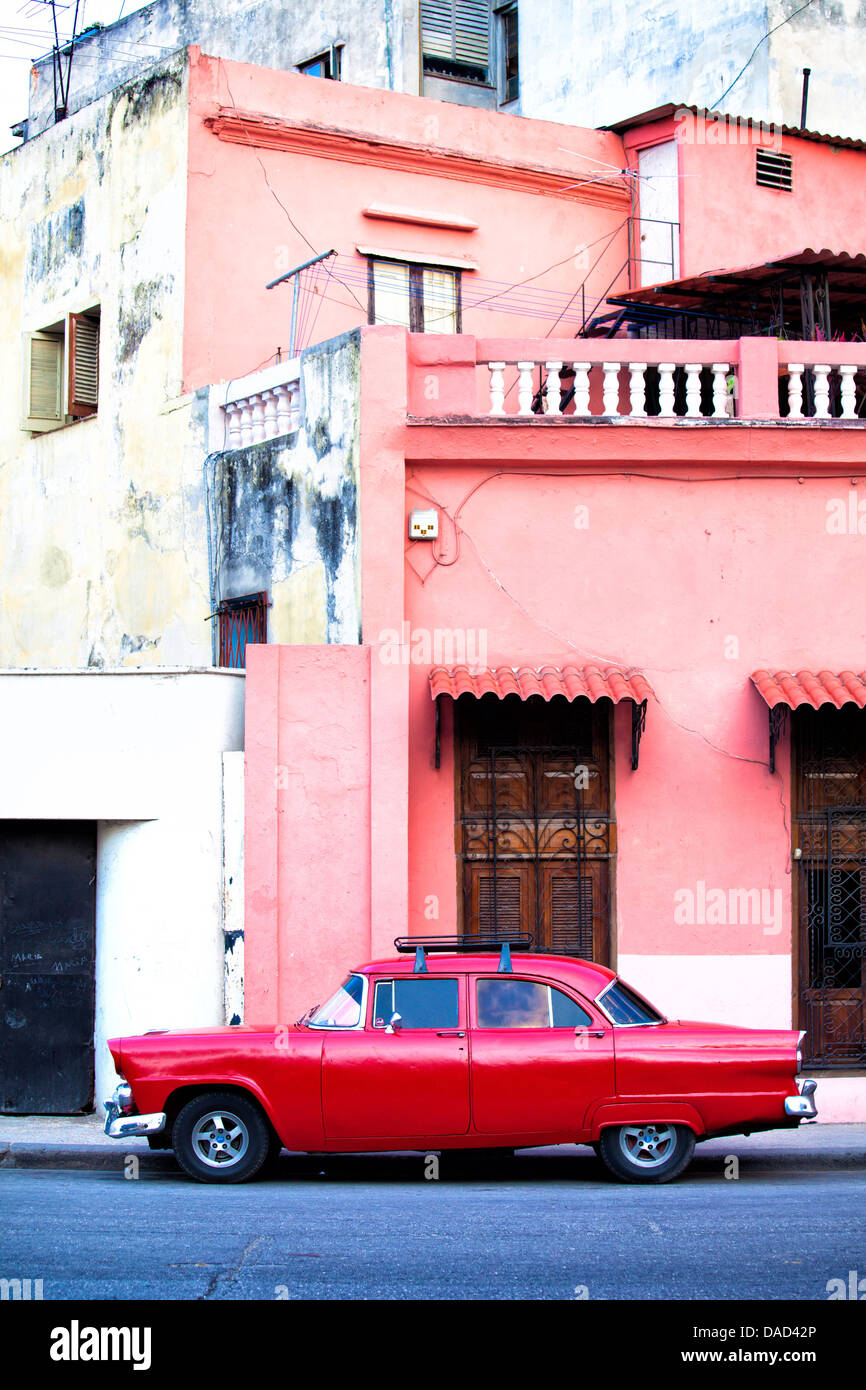 American vintage rojo coche estacionado en una calle de Centro Habana,  Ciudad de La Habana, Cuba, Las Antillas, América Central Fotografía de  stock - Alamy
