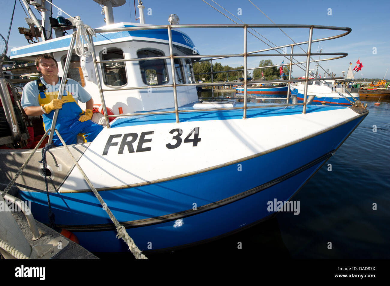 Martin Pescador Lange plantea en su barco pesquero en Barhoeft,Alemania, 29 de septiembre de 2011. Para la mitad de un año, tres cámaras de vigilancia han sido cada rincón de su cortadora de pesca "Hilde FRE 34'. Los pescadores han acordado esta supervisión con el fin de invalidar los estudios realizados por la Agencia Federal para la conservación de la naturaleza que sostienen que las altas tasas de captura incidental de aves marinas. Foto: Stefan Sauer Foto de stock