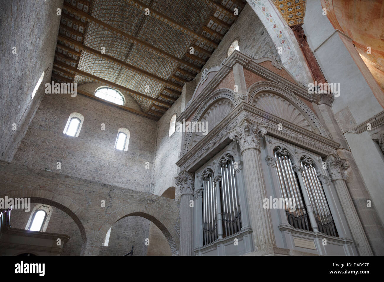 Órgano de tubos y la nave de la Basílica de Aquileia, Friuli, Italia Foto de stock