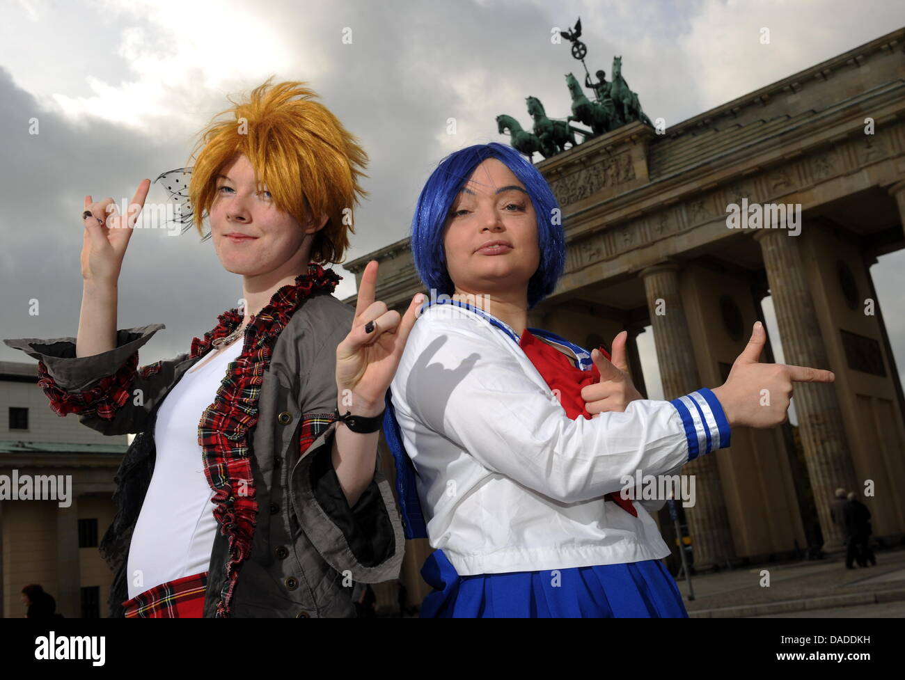 Jenny y Katja (R), posan para la cámara vestida como cantante japonés Miku  y disfraces como héroe de cómic Ami Mizuno en la Puerta de Brandenburgo en  Berlín, Alemania, 19 de octubre