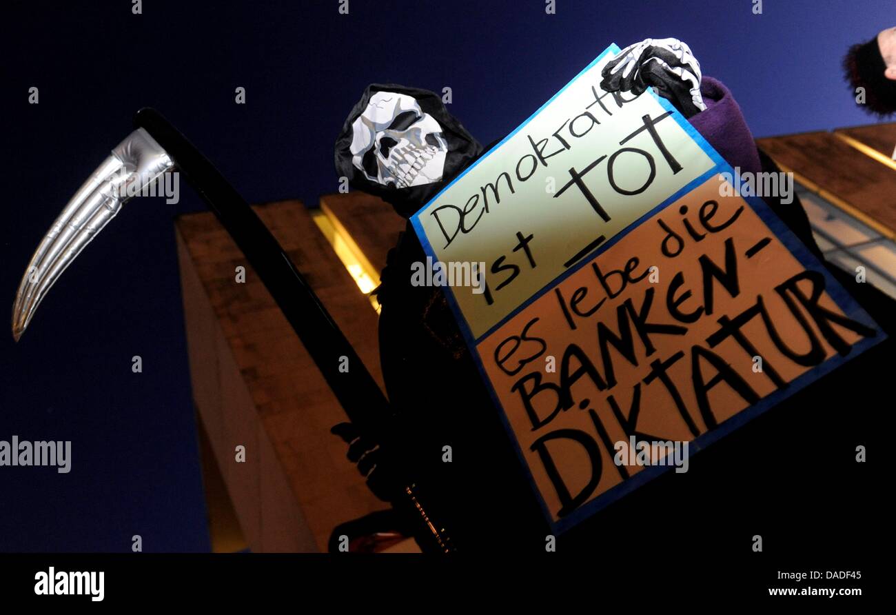 Un activista de Attac protesta en frente de la Cancillería en Berlín, Alemania, el 21 de octubre de 2011. Los manifestantes demandas incluyen la introducción de un impuesto sobre las transacciones financieras y regulaciones para los bancos internacionales. Foto: MAURIZIO GAMBARINI Foto de stock