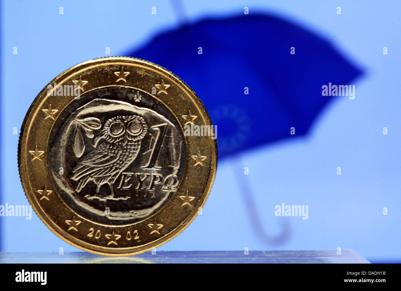 Una moneda de un Euro griego se sitúa delante de un gráfico de una Europa  paraguas en Schwerin (Alemania), el 25 de octubre de 2011. El Bundestag  alemán varias veces decidir sobre