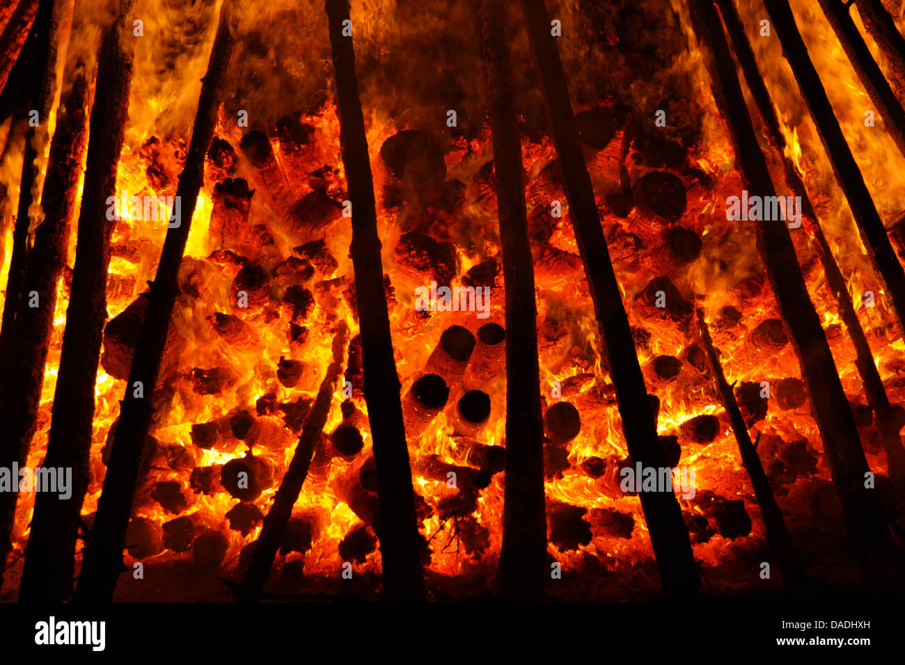 Las ascuas resplandor resplandor holzstapel quemar madera horno Foto de stock