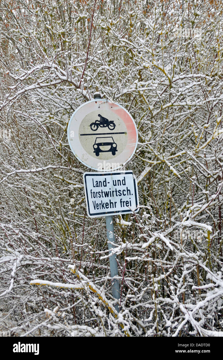 Señal de carretera cubiertas de nieve paso prohibido vor coches y moto, Alemania Baden-Wurtemberg, Suabia Foto de stock