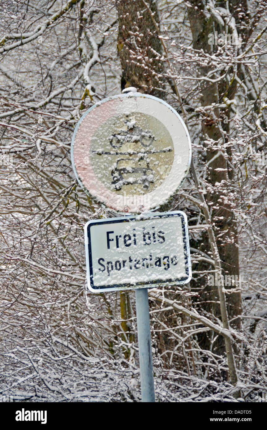 Señal de carretera cubiertas de nieve paso prohibido vor coches y moto, Alemania Baden-Wurtemberg, Suabia Foto de stock