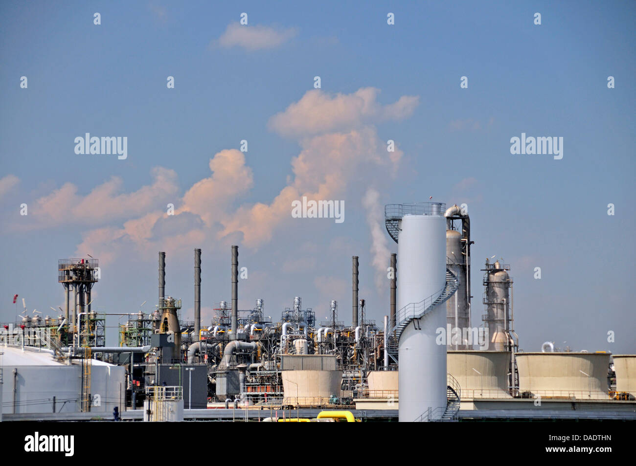 Torres de destilación de una planta química, en Alemania, en Renania del Norte-Westfalia, Wesseling Foto de stock