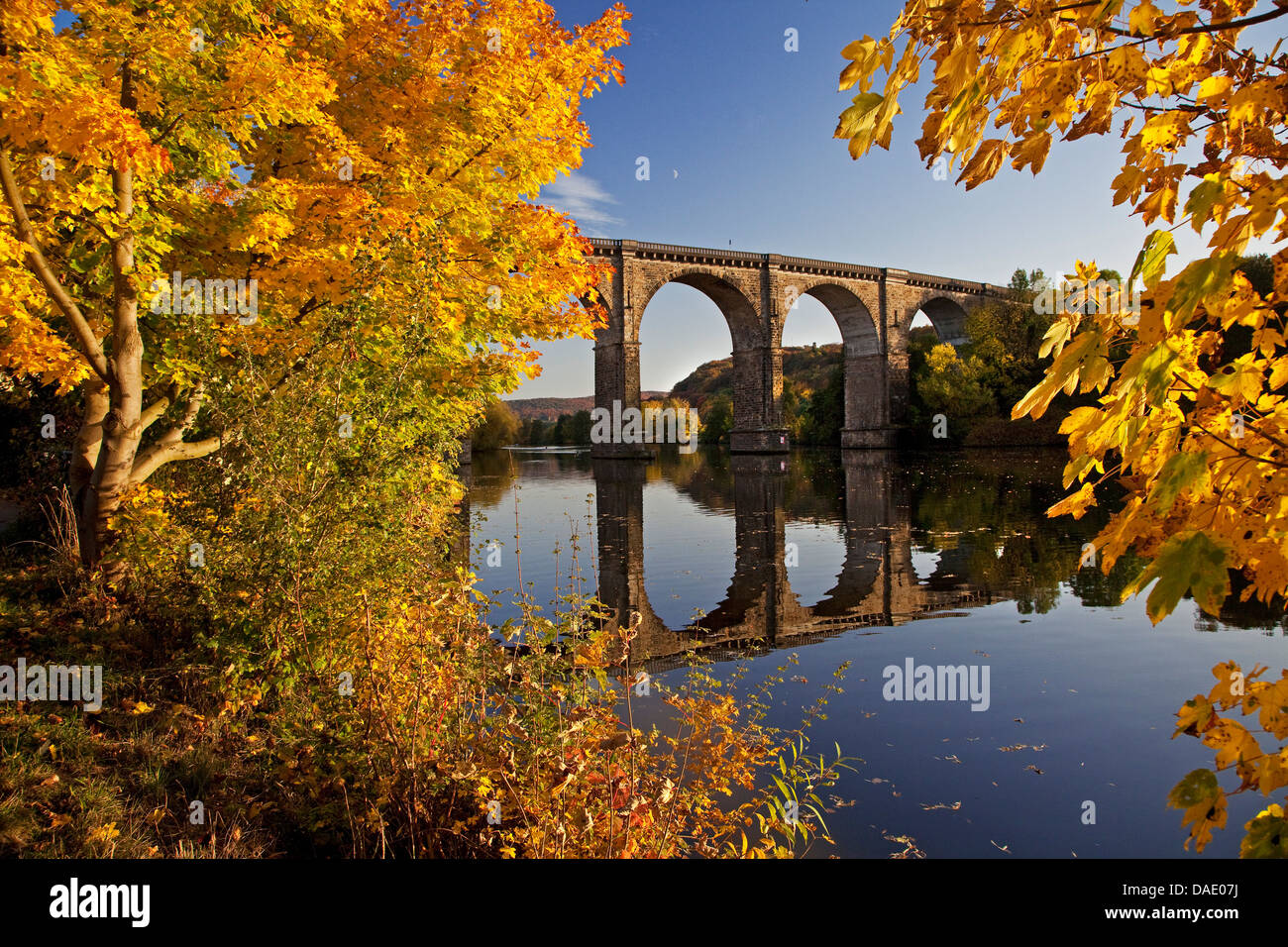 Viaducto sobre el río Ruhr en otoño, en Alemania, en Renania del Norte-Westfalia, área de Ruhr, Herdecke Foto de stock