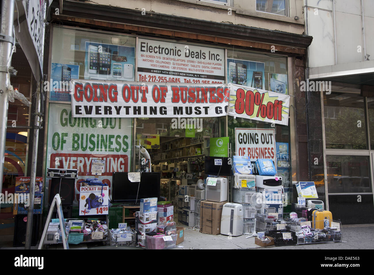Tienda de electrónica, 14th St., Manhattan, Ciudad de Nueva York. A menudo, las pequeñas empresas luchan por mantenerse a flote en la frágil economía de Estados Unidos. Foto de stock