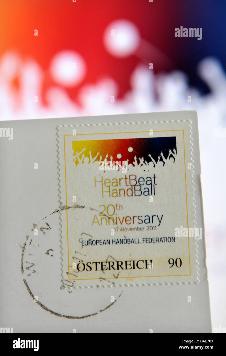 Un sello especial de la Federación Europea de balonmano (EHF) es visto en  una postal en Leipzig, Alemania, el 16 de noviembre de 2011. La FHE celebra  su vigésimo aniversario con el