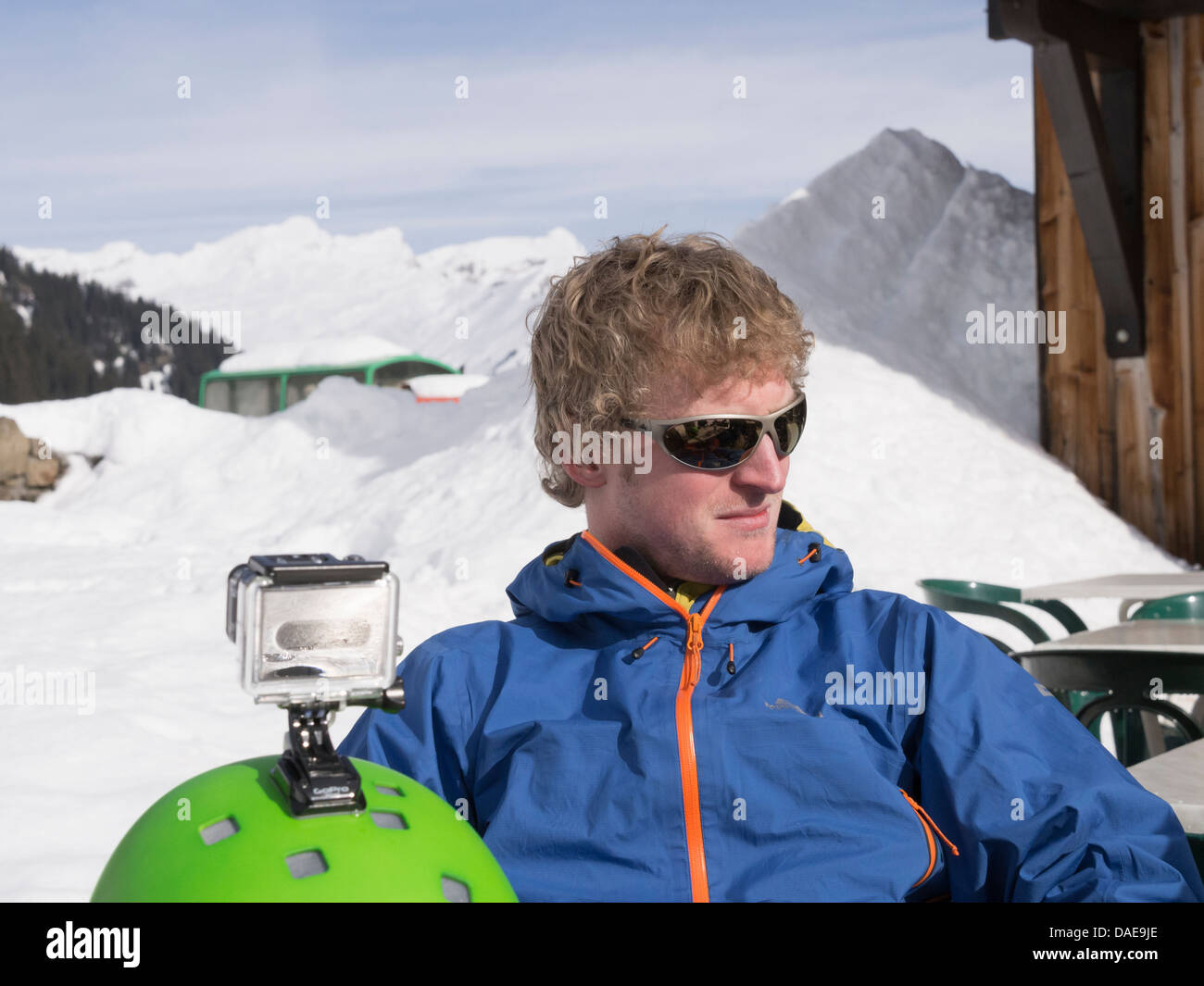 Esquiador GoPro con una cámara montada en un casco de esquí en Gite du Lac de Gers restaurante en Le Grand Massif. Sixt, Samoens, France Foto de stock