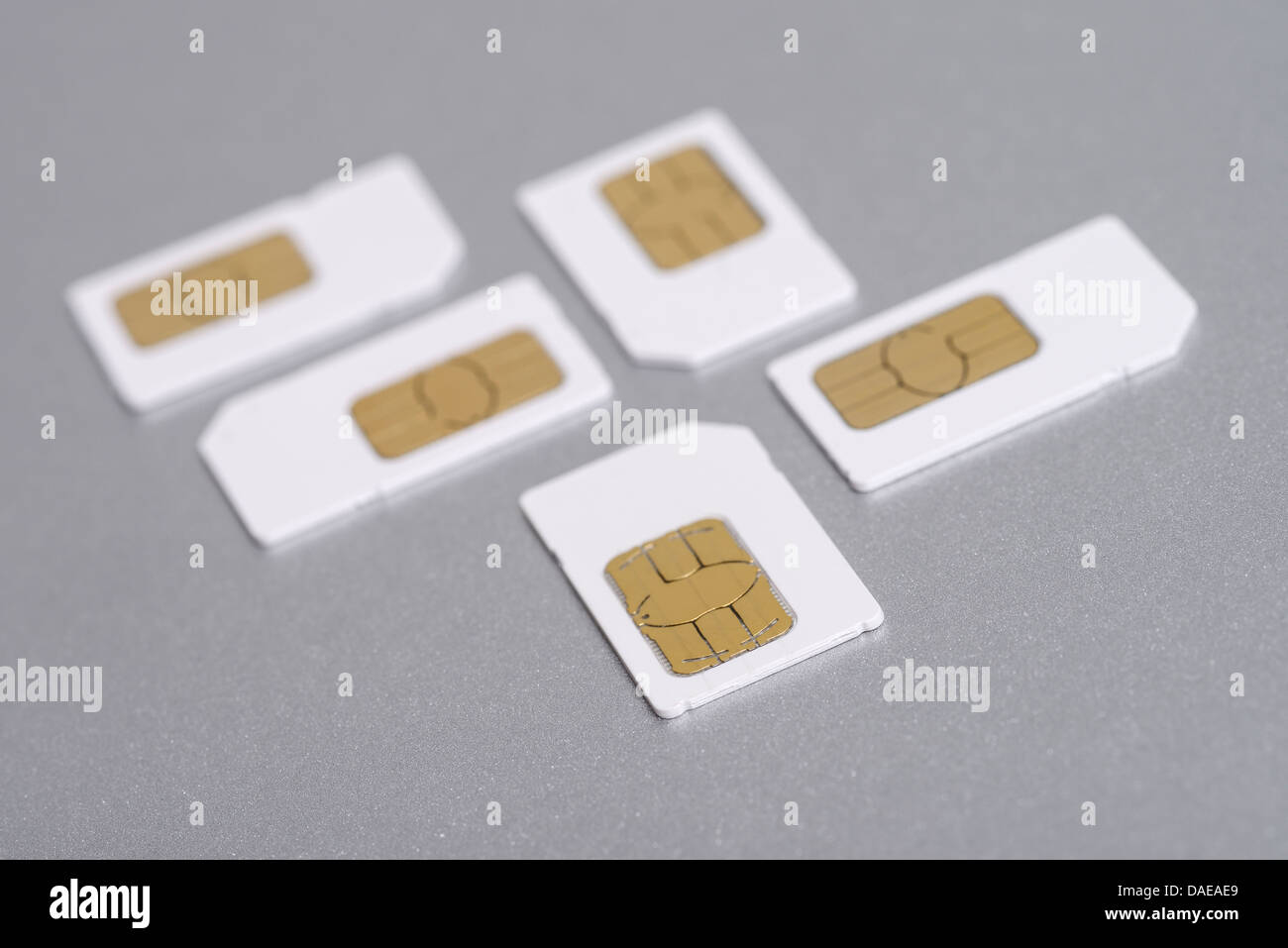 Cinco teléfonos móviles tarjetas SIM de tamaño completo Foto de stock