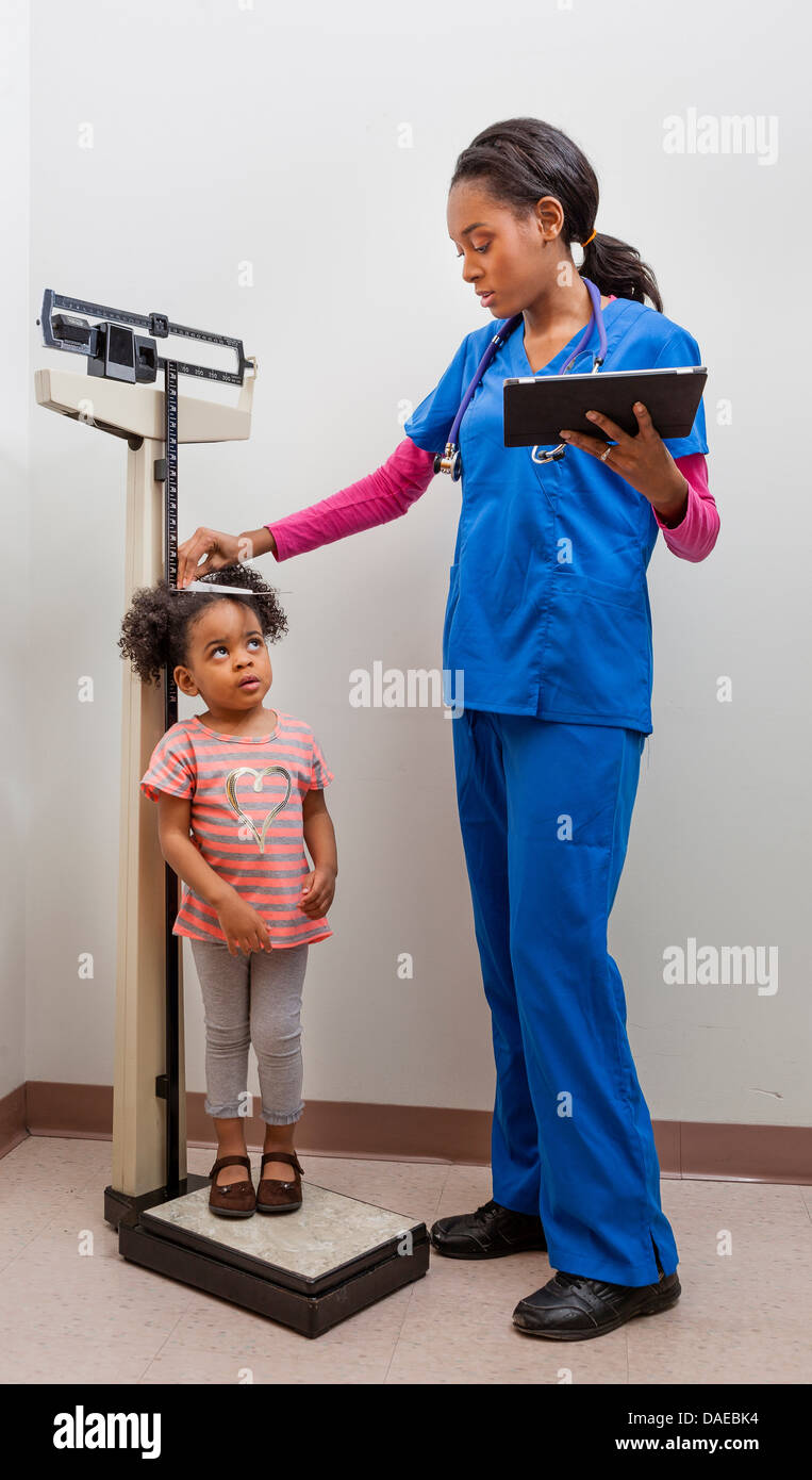 Nurse measuring height fotografías e imágenes de alta resolución - Alamy