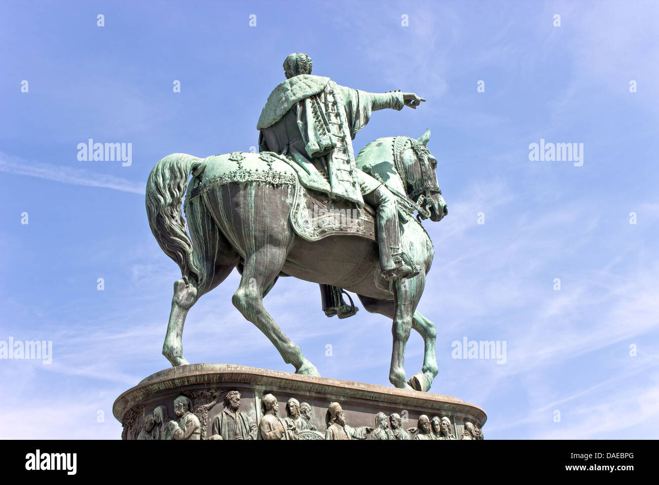 Estatua del jinete de bronce sobre cielo azul Foto de stock