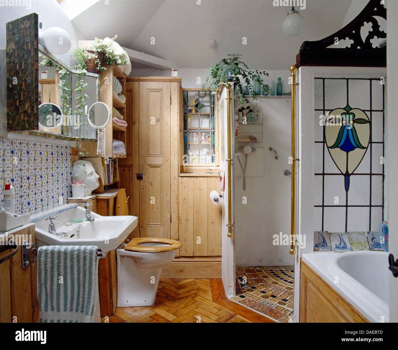 Detrás del panel de vidriera en la cabaña de baño Cuarto de baño con ducha  y armario de pino montado Fotografía de stock - Alamy