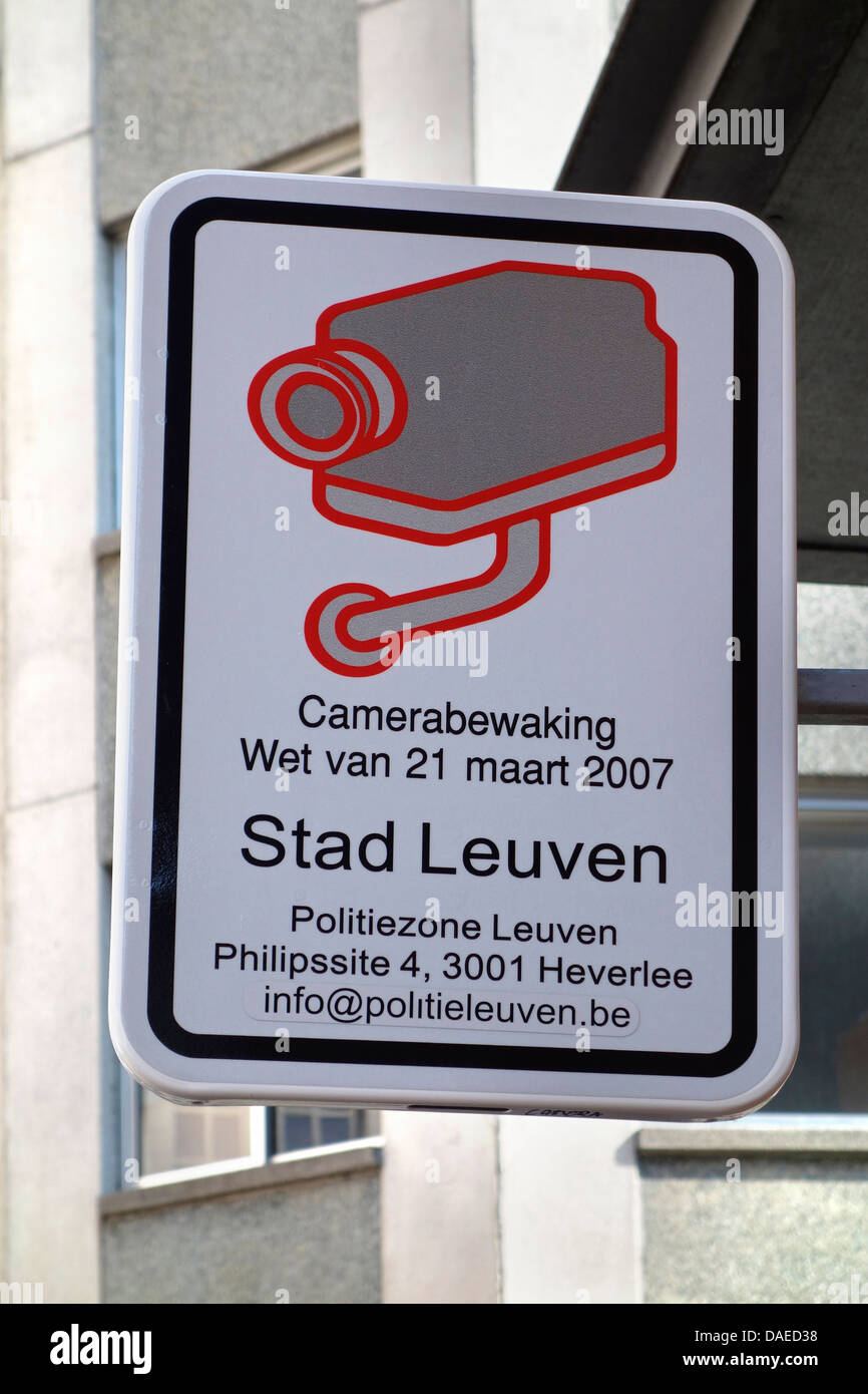 Signo de vigilancia con cámaras en la ciudad de Lovaina / Louvain, Bélgica Foto de stock