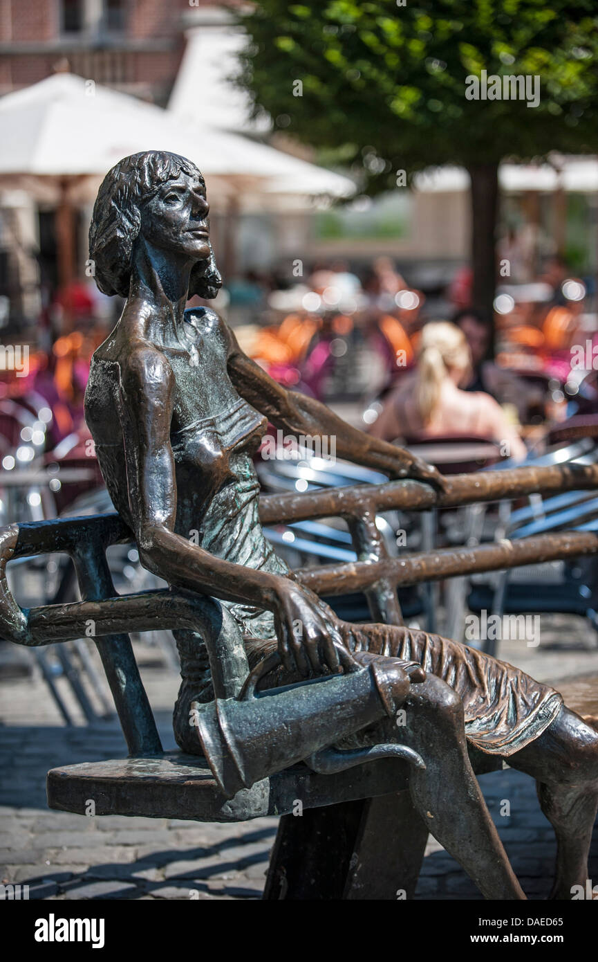 Escultura de Kotmadam por Fred Bellefroid en Oude Markt / Plaza del Mercado Antiguo, Lovaina / Louvain, Bélgica Foto de stock