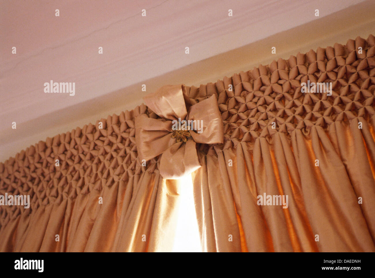 Detalle de lazo de raso guarnecido el plisado cortinas de seda Fotografía de stock - Alamy