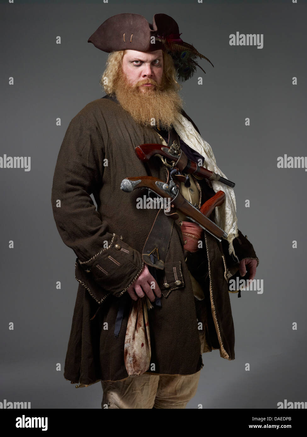 Pirata barbudo con dos pistolas en el pecho, Retrato Foto de stock