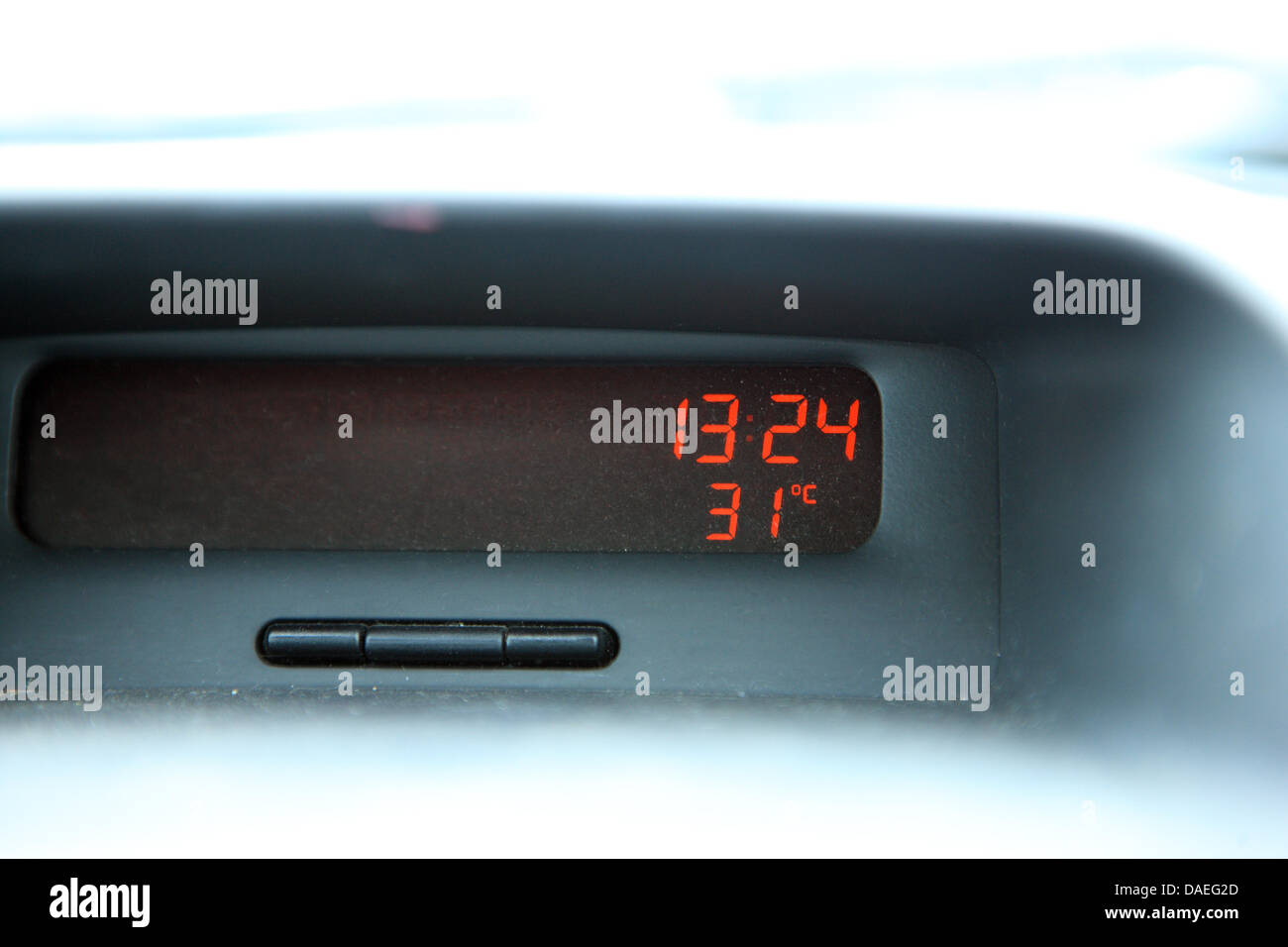 Termómetro de coche que muestra la temperatura exterior sea de 31 grados  como la ola de calor continúa en Glasgow Scotand Crédito:  PictureScotland/Alamy Live News Fotografía de stock - Alamy