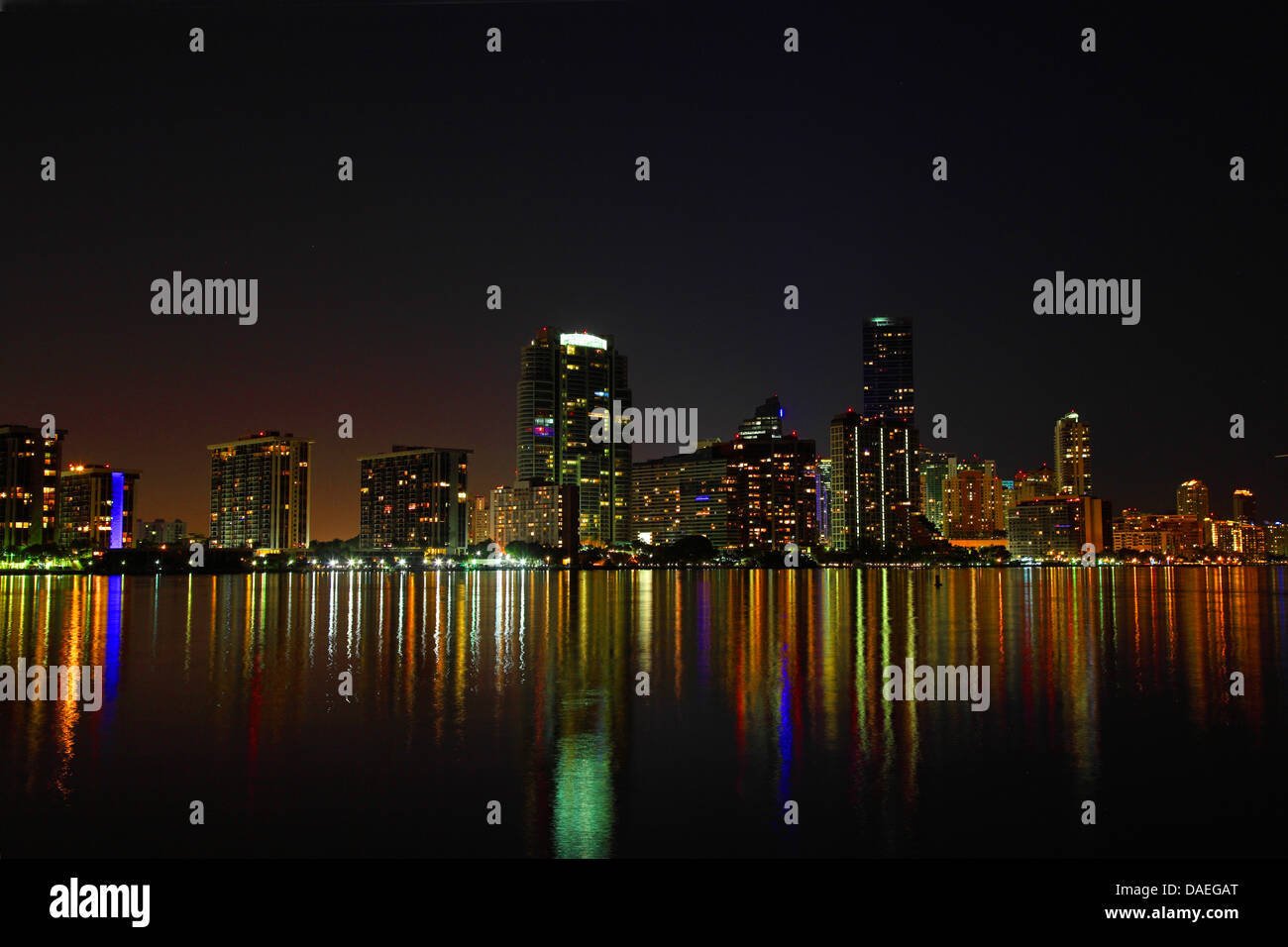En la noche del centro de Miami, Florida, Miami, EE.UU. Foto de stock