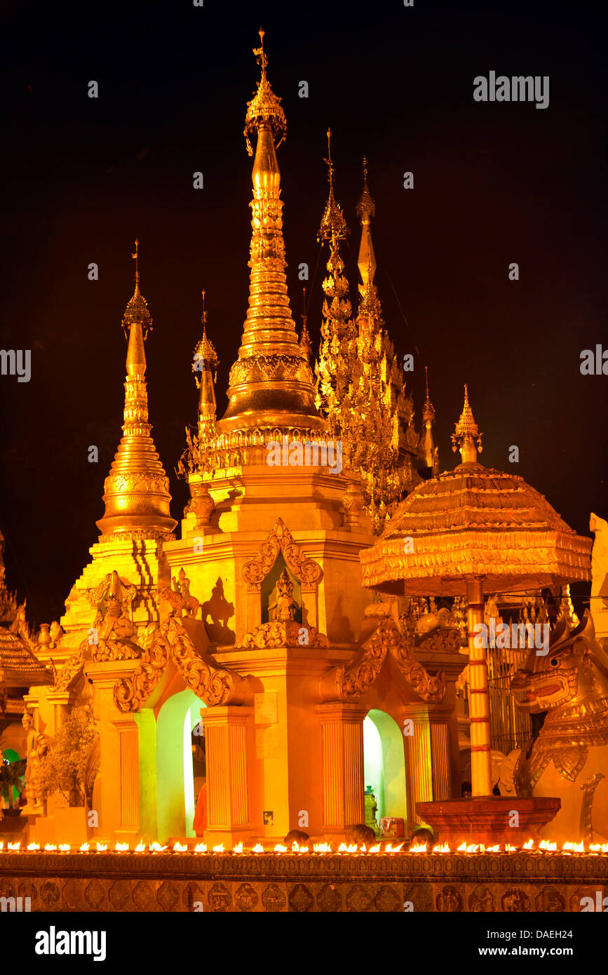 La Pagoda Shwedagon en la noche, el edificio sacro más importante y centro religioso del país, Myanmar, Yangon Foto de stock