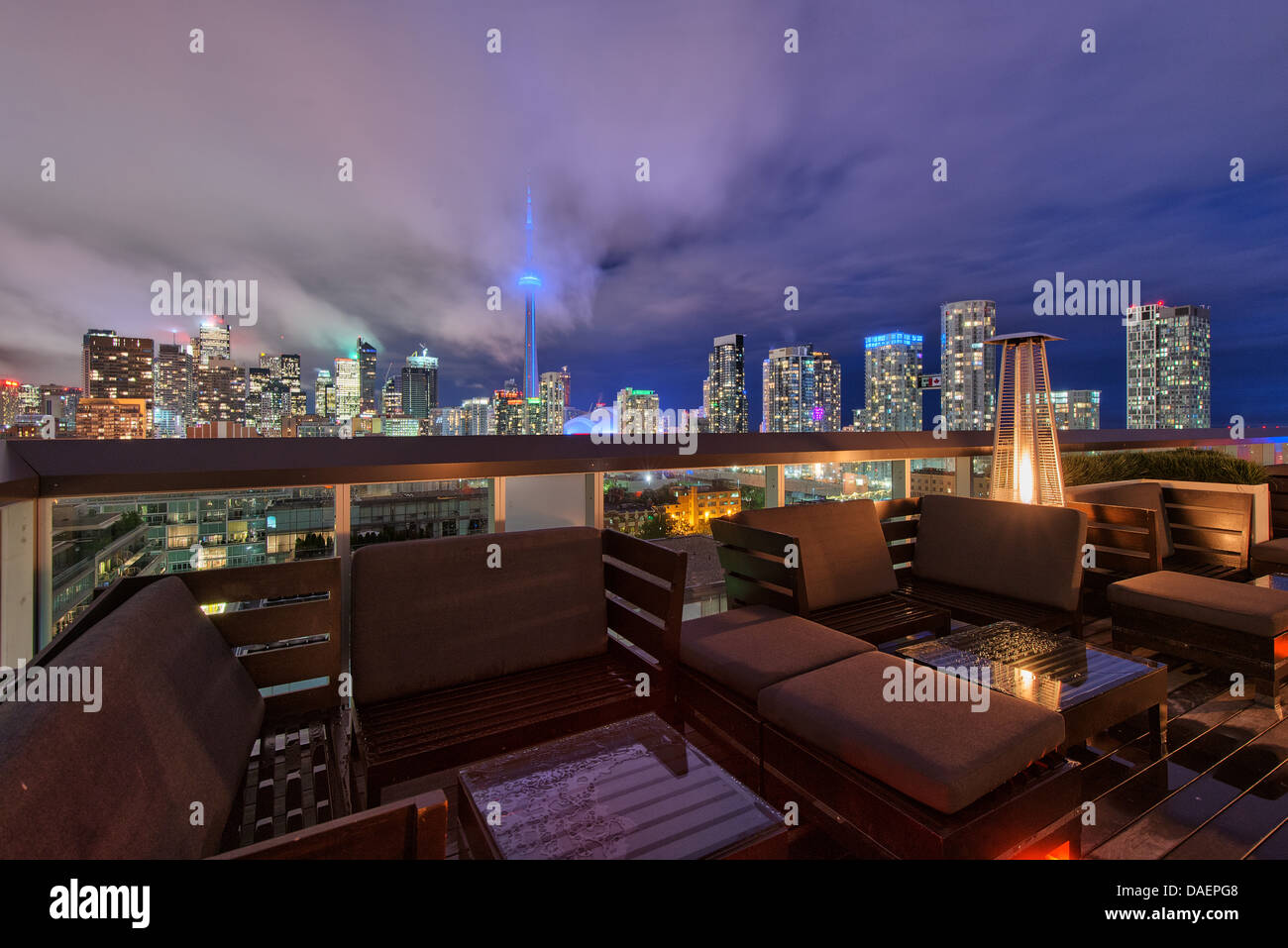 Horizonte de Toronto al anochecer y la hora azul vista desde la terraza del Hotel Thompson Foto de stock