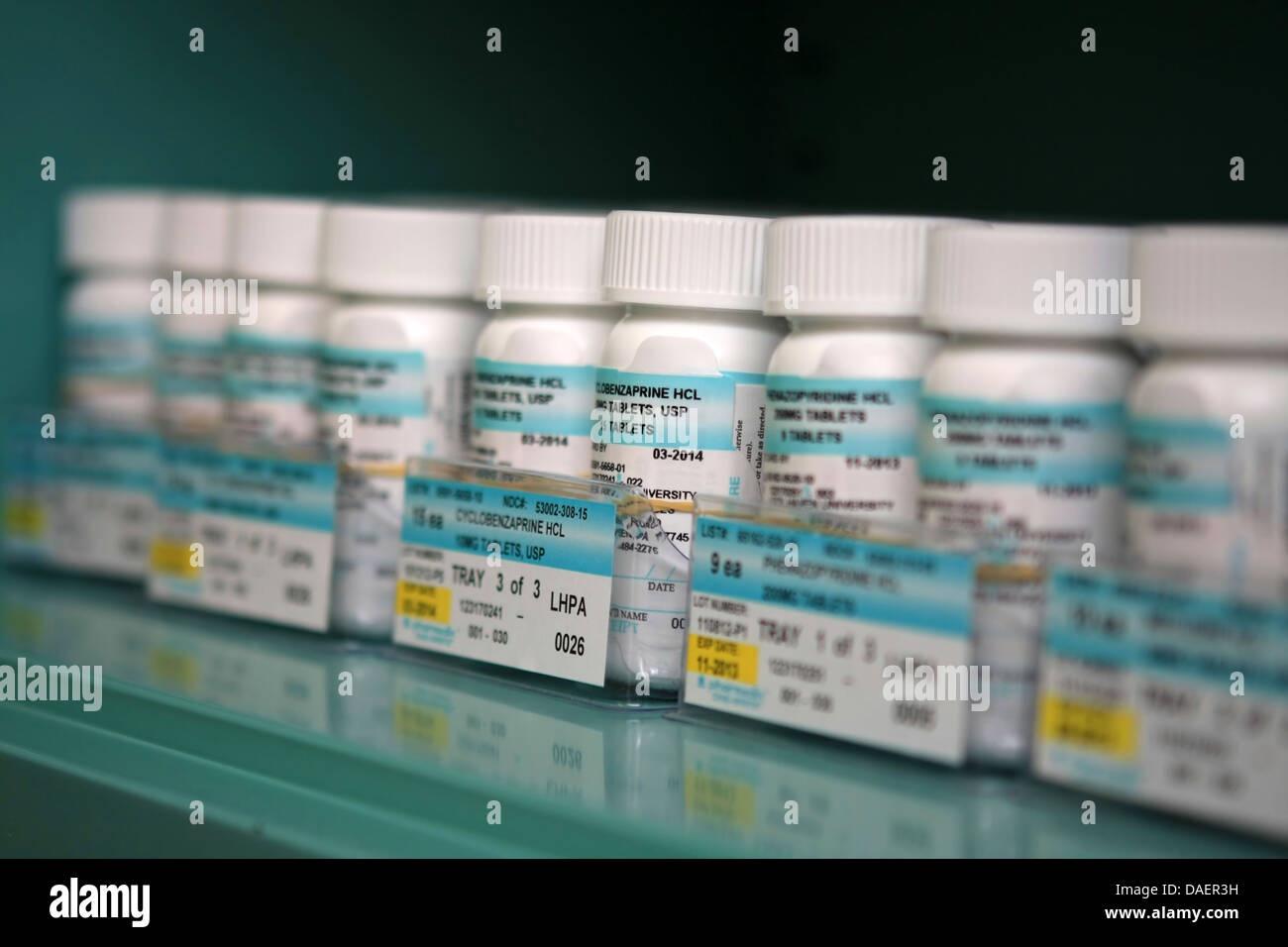 La medicina, los medicamentos, la píldora, pastillas, drogas, medicamentos en botellas en la estantería Foto de stock