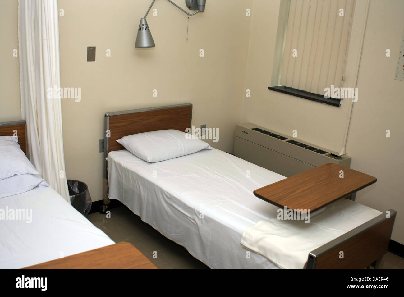La forma Ajuste Equipar 1950, habitación con cama de hospital, lámpara, soporte de mesa, ventana  eléctrica calentador de pared, cama con sábanas blancas, horizontal  Fotografía de stock - Alamy