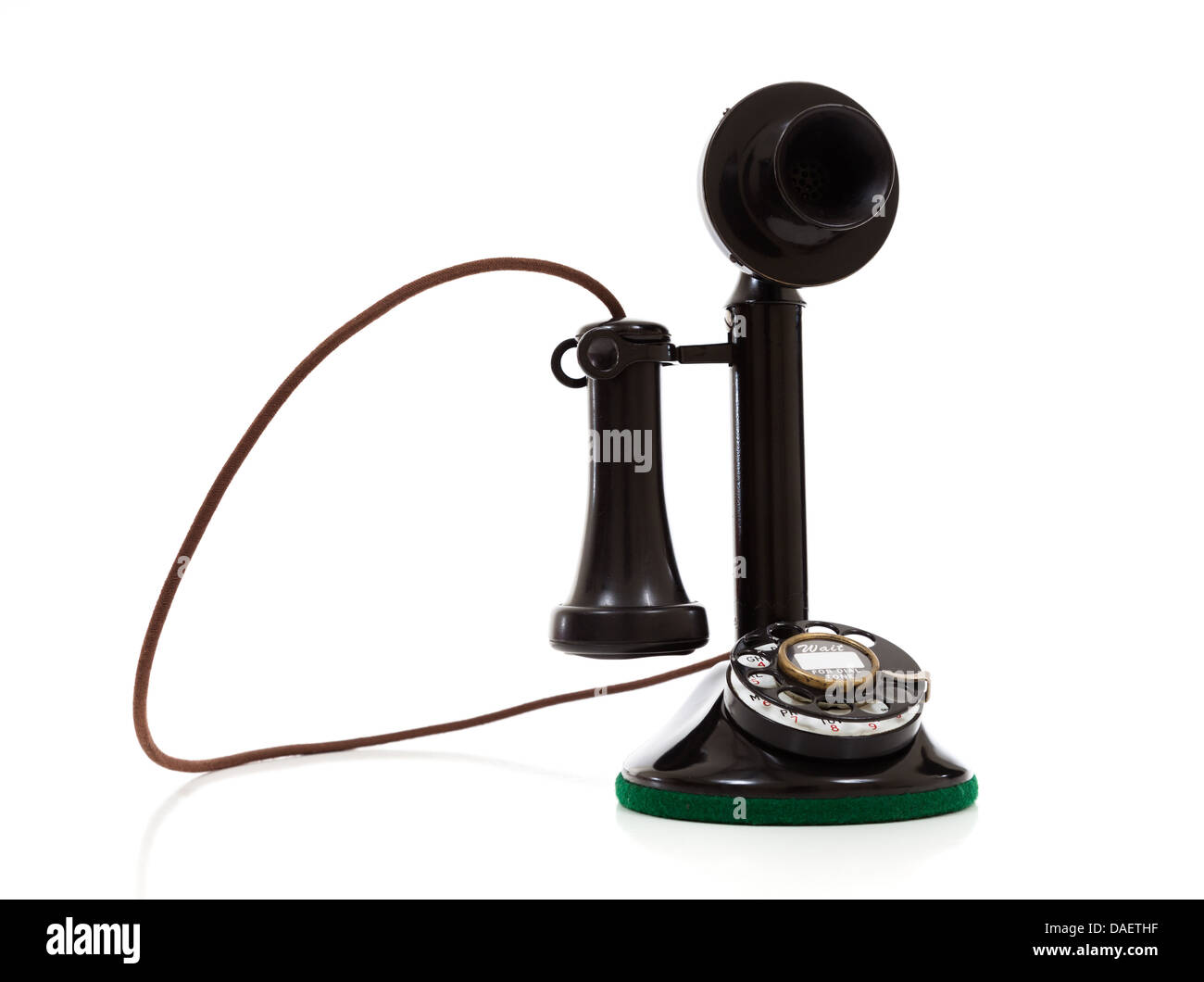 Un teléfono candelabro vintage negro sobre un fondo blanco con espacio de copia Foto de stock